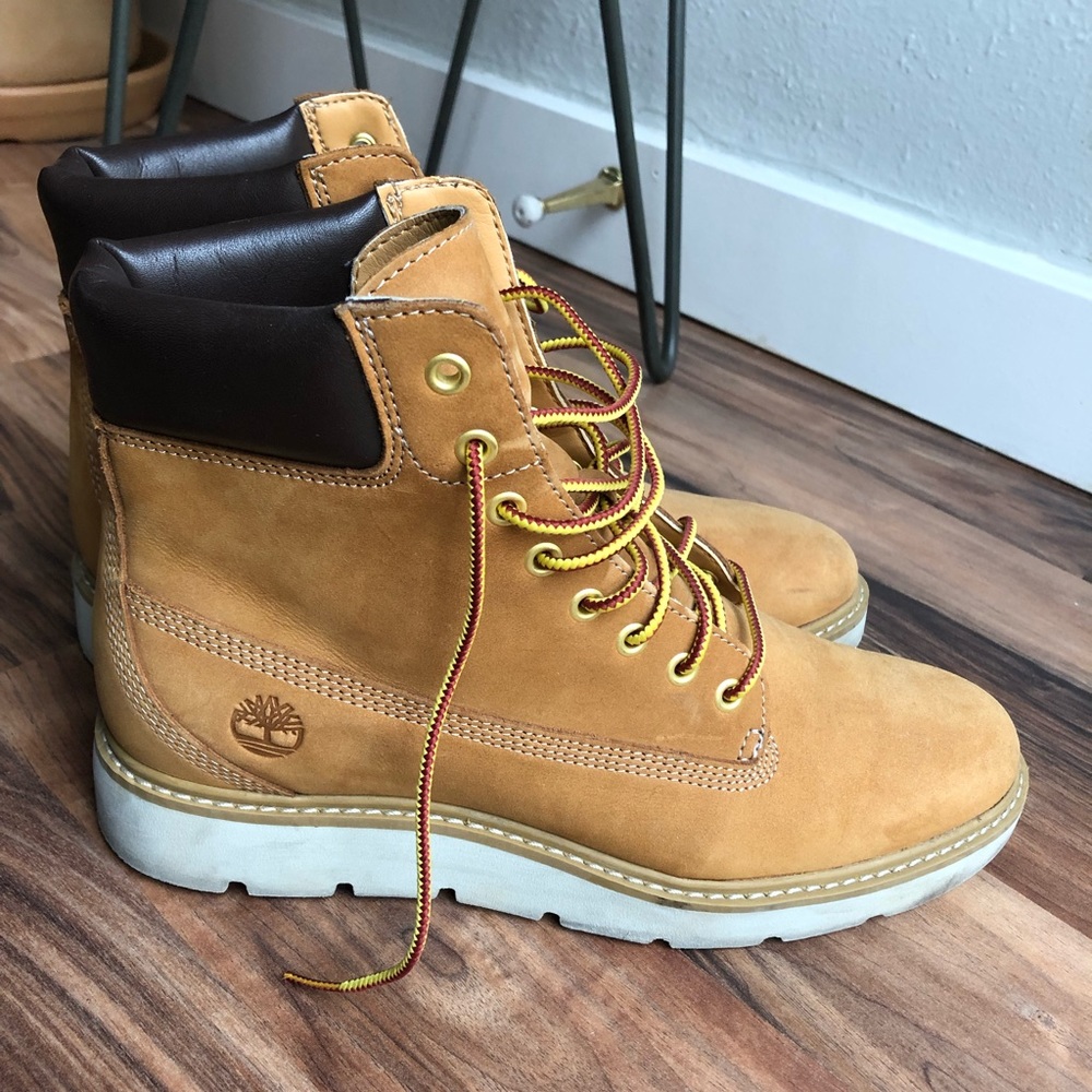 Timberland boots women’s 8 camel brown yellow w white soles